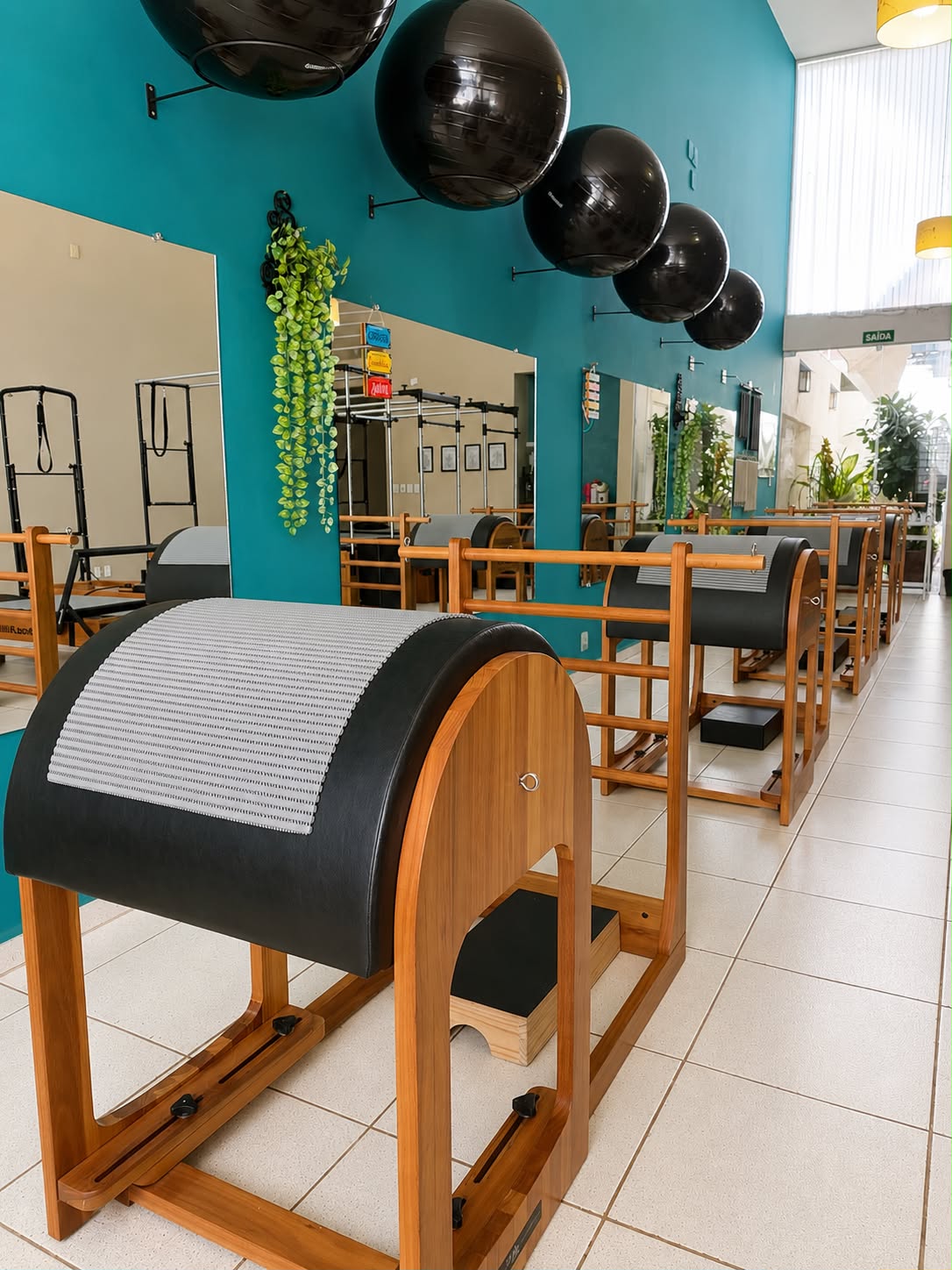 Aparelho Ladder Barrel de Pilates em primeiro plano no estúdio GA Pilates